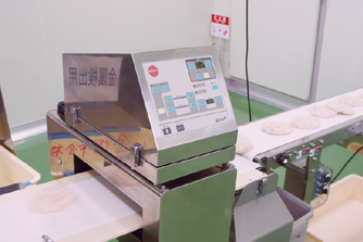メンチカツ製造部門工程7-1金属検知器