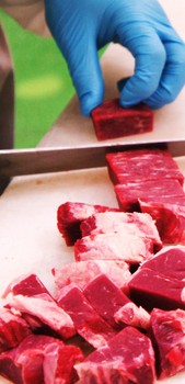 精肉加工部門縦長イメｰジ7角切り加工